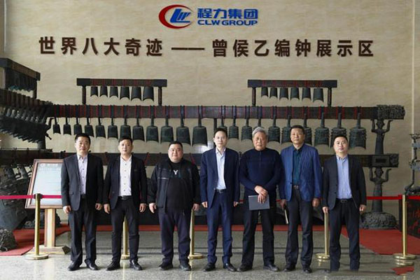 在程力汽車集團總部迎賓大廳，雙方代表觀摩世界八大奇跡編鐘后合影紀念